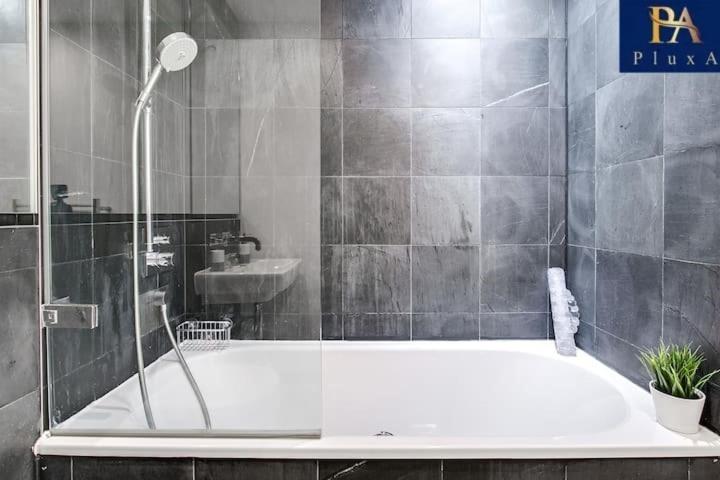 Pluxa Azure Cubic - Azure Cityview, Corporate Stays Welcome 버밍엄 외부 사진